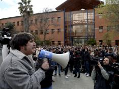 Cientos de alumnos exigen la dimisión de Cifuentes y del rector de la URJC