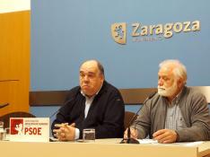 Roberto Fernández y Mariano Blasco, este lunes en el Ayuntamiento de Zaragoza.