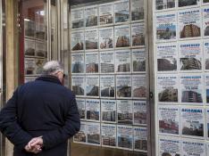 Anuncios de viviendas en una inmobiliaria de Zaragoza