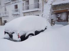 Un coche, cubierto de nieve este jueves, 12 de abril, en una calle de Valdelinares.