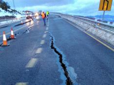 Un derrumbe en Monrepós provoca una profunda grieta en la carretera de Arguis