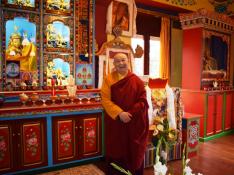 El lama Drugyu Tempa se muestra sonriente en una de las estancias del monasterio de Panillo.