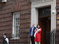 La Duquesa de Cambridge da a luz a su tercer hijo, lo presenta y se va a su casa