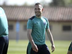 David Ferreiro sonríe durante el entrenamiento que este martes ha llevado a cabo el Huesca en el Instituto Montearagón, con todos los jugadores a disposición de Rubi.