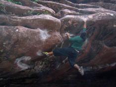 El bulder es una modalidad de escalada que se caracteriza por ascender sin protección.