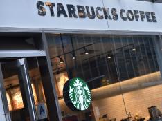 Los dos afroamericanos arrestados en Starbucks aceptan un dolar como indemnización
