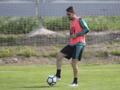 El centrocampista alicantino Moi Gómez durante el entrenamiento de este jueves en el Instituto Montearagón.