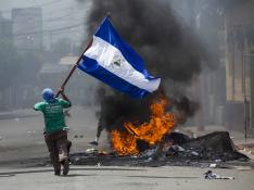 Aumentan los muertos y protestas mutan en batallas urbanas en Nicaragua