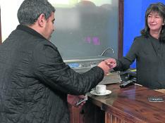 Ana Camacho, la nueva gestora del albergue, atiende a un cliente en el bar.
