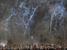 Las tropas israelíes lanzan gas lacrimógeno contra los manifestantes palestinos