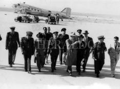 Americanos en la base aérea de Zaragoza en noviembre de 1953. El senador Mr. Chavez con su esposa y técnicos norteamericanos, momentos después de su llegada al aeródromo de Sanjurjo con las autoridades y personalidades