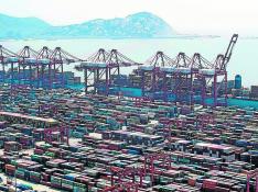 Vista general del puerto de aguas profundas de Yangshan, en China, que cuenta con un muelle de carga automático.