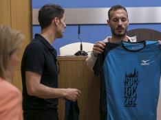 Toni Abadía sujeta la camiseta oficial de la 10K de Zaragoza este martes, durante su presentación