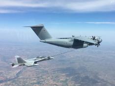 El avión A400M alemán rebastece combustible a un F-18 de la Base de Zaragoza en los cielos de Teruel