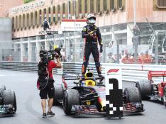 Ricciardo celebra su triunfo en Mónaco.
