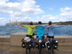 Sandra Cuello junto a dos amigas con las que viajaron a Cuba en bicicleta.