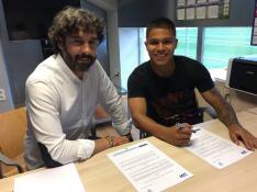 Cucho Hernández y Emilio Vega firman la ampliación del contrato del jugador.