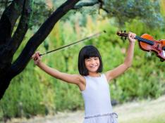 La niña violinista Mai Mita Torres.