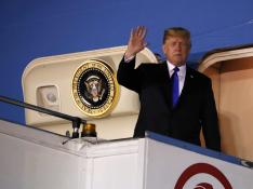 Donald Trump, saludando desde el Air Force One tras aterrizar en Singapur.