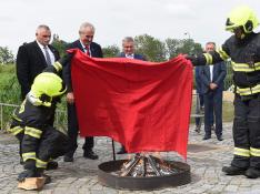 El presidente checo sorprende quemando unos calzones gigantes rojos