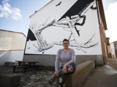 La alcaldesa de Aladrén, frente a uno de los murales que decoran las calles del pueblo.