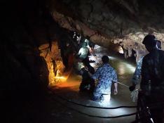 Tailandia, pendiente de 12 niños atrapados en una cueva desde hace una semana