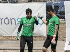 Cristian Álvarez y Álvaro Ratón se saludan en un entrenamiento.