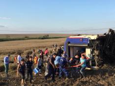 Al menos diez muertos y 73 heridos al descarrilar un tren en Turquía
