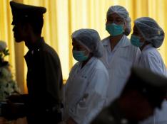 Personal del hospital de Tailandia en el que se encuentran ingresados los niños rescatados de la cueva