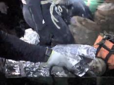 Fragmento de un vídeo en el que se puede ver a uno de los niños dormido durante su evacuación.