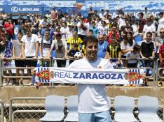 Diego Aguirre posa ante los aficionados con su nueva camiseta.