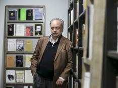 Enrique Vila-Matas, en una de sus visitas a Zaragoza, en la librería Los Portadores de Sueños.
