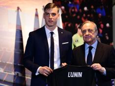 Andriy Lunin posa con el presidente Florentino Pérez