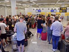 Pasajeros afectados por la huelga de Ryanair esperan en el aeropuerto de Palma de Mallorca.