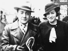 Ramón José Sender y Amparo Barayón pasean por Madrid, en 1935.