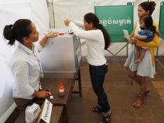 Comienza el recuento de unas elecciones bajo sospecha en Camboya