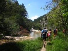 Un grupo de senderistas durante una excursión por la Hoya de Huesca.