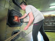 David Muñoz, el panadero de Biel, en el horno de leña de su establecimiento.