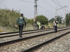 Imagen de archivo de la Guardia Civil investigando el hallazgo de otro cadáver también en las vías del tren a su paso por La Joyosa.