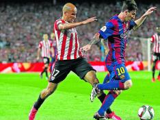 Mikel Rico pelea una pelota con Leo Messi durante la disputa de un Barcelona-Athletic en el Camp Nou.