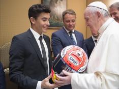 Marc Márquez le entrega un casco al Papa Francisco.