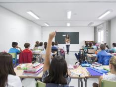 Los docentes españoles trabajan una media de 200 horas menos que en la OCDE