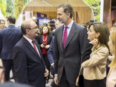 Don Felipe, con Lambán, en el pabellón de Aragón de Fitur, cuando aceptó la presidencia de honor del Centenario