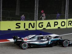 Hamilton gana en Singapur