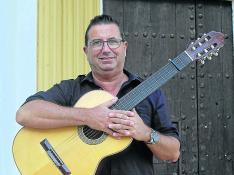 Pablo Gracia, con su guitarra, en su localidad natal, Huerto.
