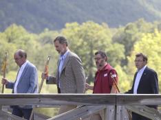 El presidente de Aragón, Javier Lambán, el rey Felipe VI, el director del parque, Manuel Montes, y el alcalde de Torla, Miguel Villacampa, durante su paseo por Ordesa