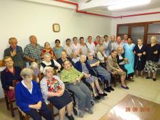 Ancianos, trabajadoras y religiosas gestoras de la residenciade Novillas.