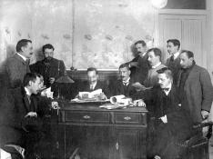 Imagen de grupo de la primera redacción de HERALDO DE ARAGÓN, en el Coso, 71.