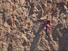 Rescatan a un joven colgado a 100 metros cuando intentaba un salto base en la Sierra de Redován (Alicante)