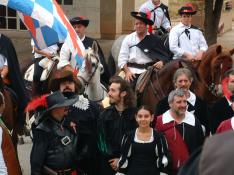 Villarroya de los Pinares recrea la 'Llegada del Comendador' con el grupo Masteatro.